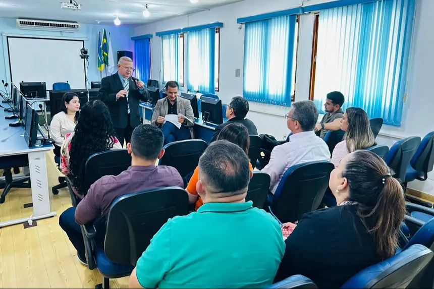 Governo do Amapá reúne com servidores da Polícia Civil para abordar processos de aposentadoria, em Macapá
