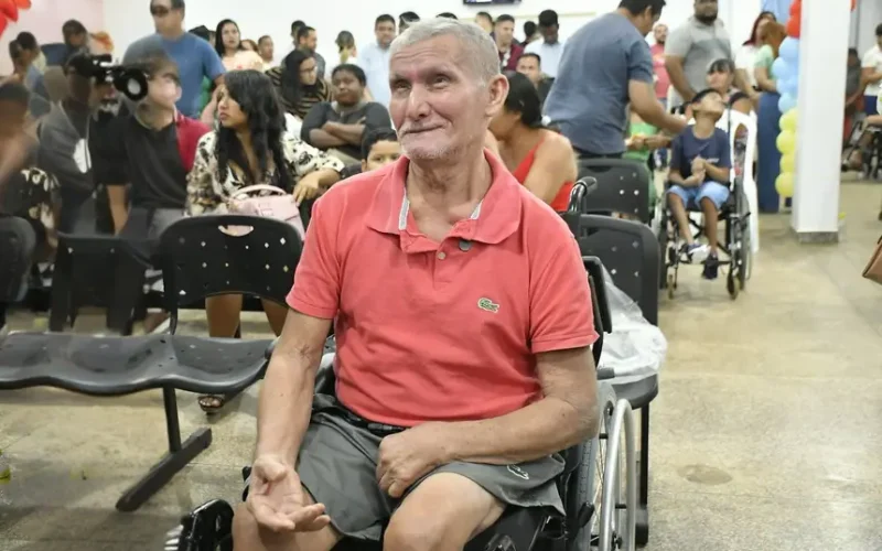 ‘Vou poder me mover pela casa’, diz paciente ao ganhar cadeira de rodas pelo Reabilita Amapá, em Laranjal do Jari