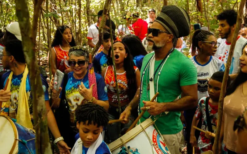 ‘A ancestralidade nos une’, diz Carlinhos Brown na retirada dos mastros no Curiaú durante o Ciclo do Marabaixo 2025
