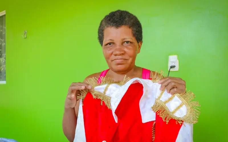 ‘Cada roupa que costuro tem um pedaço da nossa história’, diz mulher que confeciona peças há 20 anos para a Festa de São Tiago