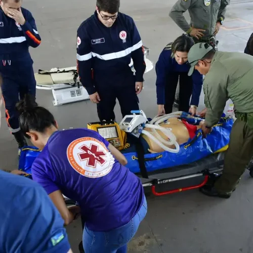 Profissionais do GTA e Samu do Amapá participam de treinamento prático para transporte aeromédico de pacientes críticos