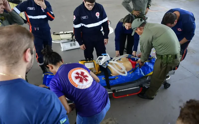 Profissionais do GTA e Samu do Amapá participam de treinamento prático para transporte aeromédico de pacientes críticos