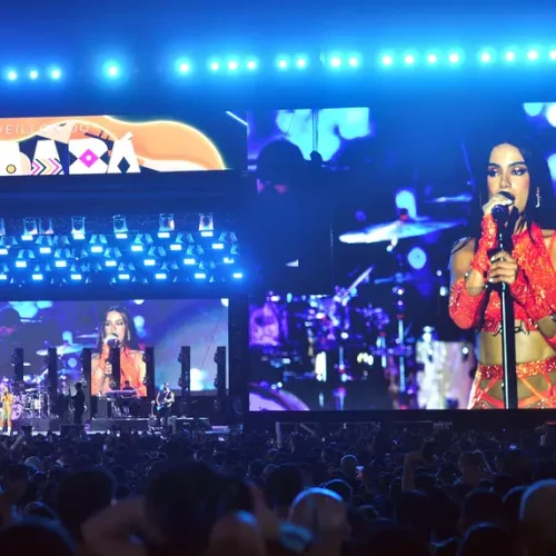 Leques e acessórios coloridos animam público no show da Anitta e impulsionam a economia local durante o Réveillon do Amapá