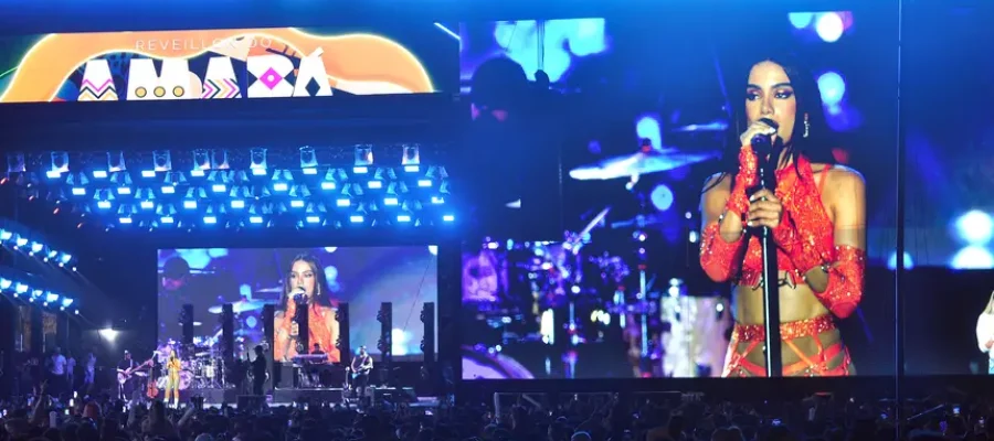 Leques e acessórios coloridos animam público no show da Anitta e impulsionam a economia local durante o Réveillon do Amapá