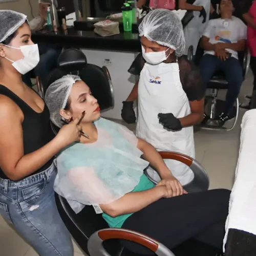 Governo do Amapá incentiva o empreendedorismo com oferta de curso na área da beleza para moradoras de residenciais de Macapá 