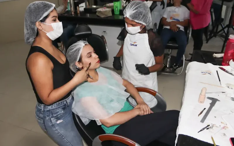 Governo do Amapá incentiva o empreendedorismo com oferta de curso na área da beleza para moradoras de residenciais de Macapá 
